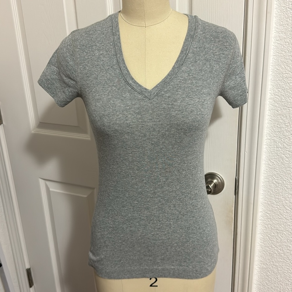 THREE DOTS Essential Heritage Knit V-Neck Tee
